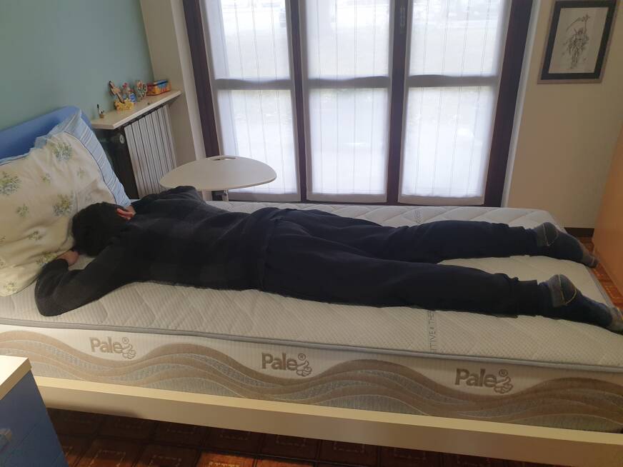 dormire-a-pancia-in-giù-materassiedoghe